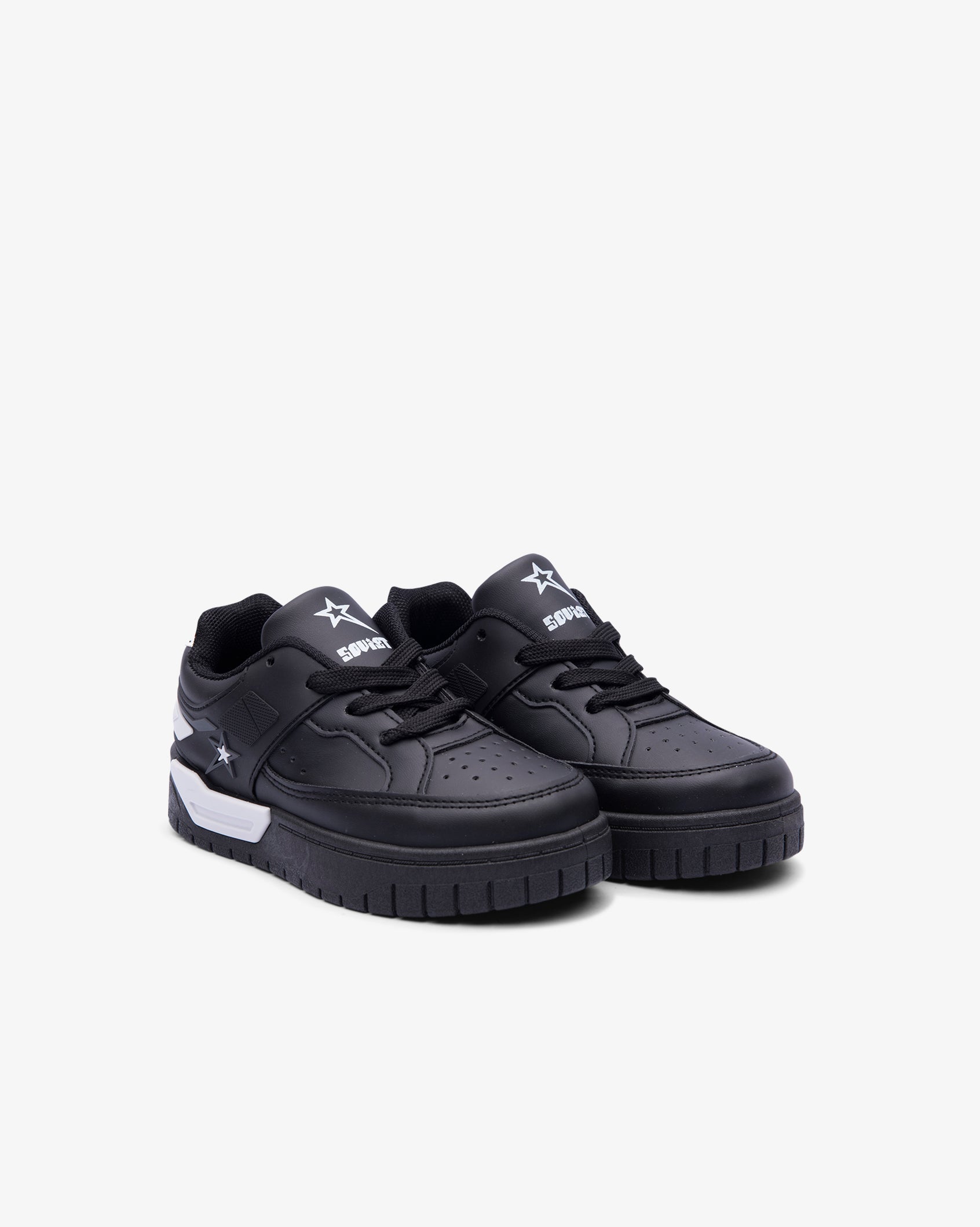 Kids low-cut PU sneaker in black with light star logos, lace-up, chunky sole.