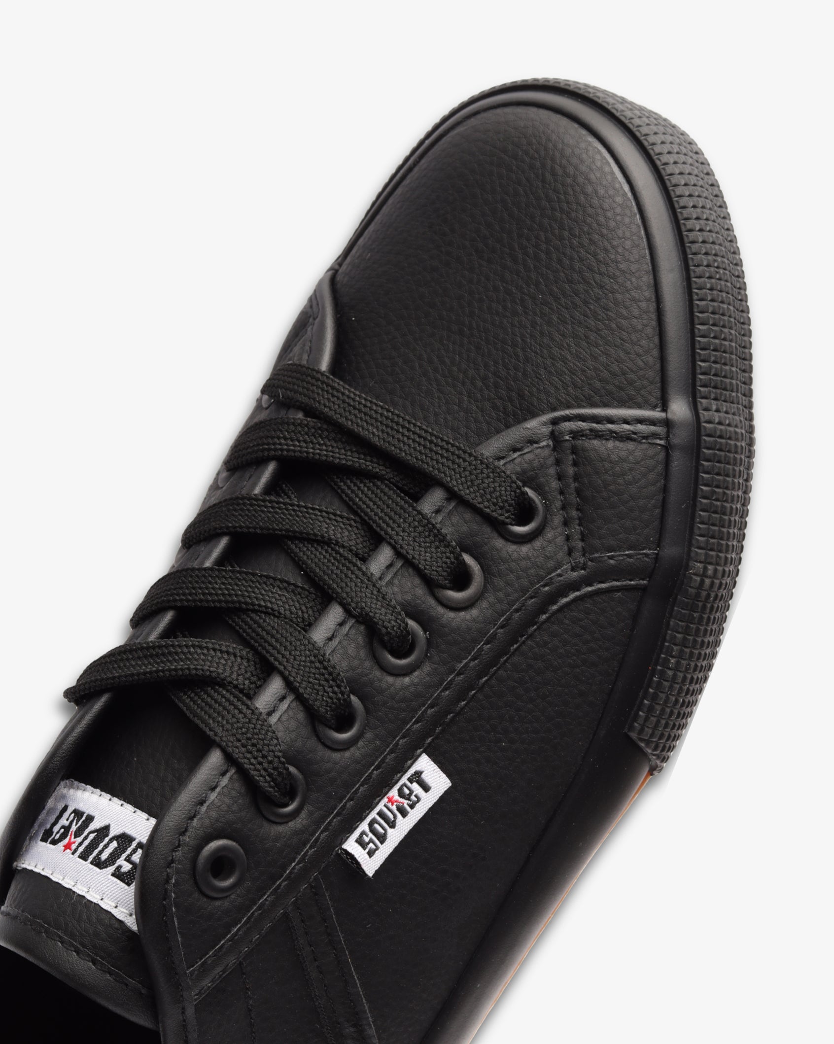 Men's low-cut PU sneaker in black, lace-up with padded tongue and side logo
